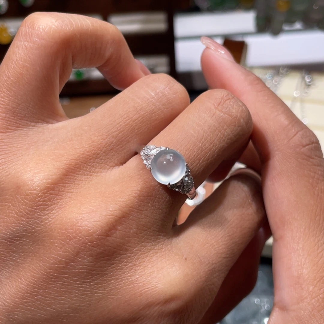 翡翠18K金镶嵌戒指白冰蛋面戒指