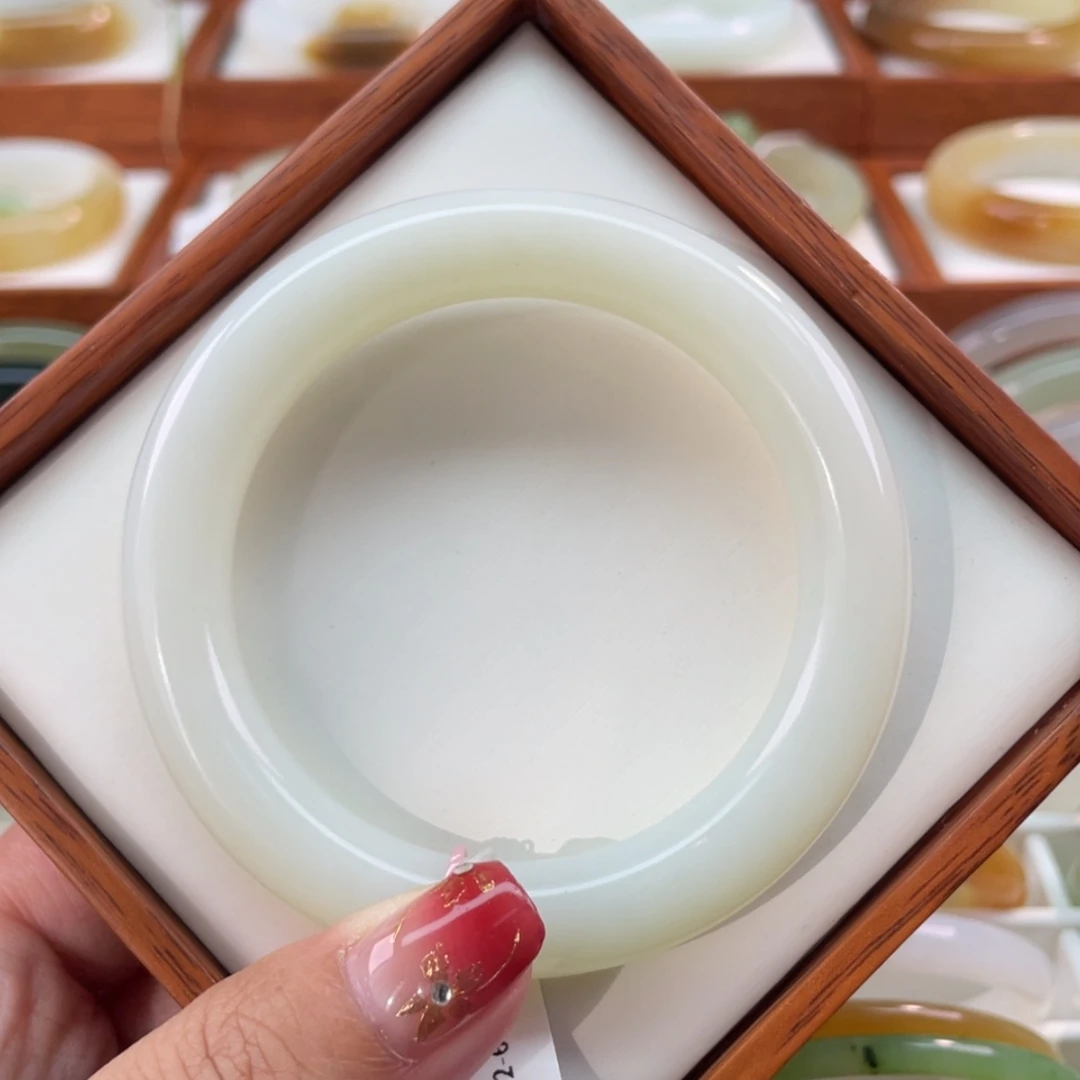 【闪购商品】和田玉手镯未镶嵌56