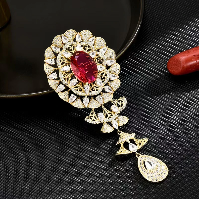 1464红色圆牌流苏水滴胸针