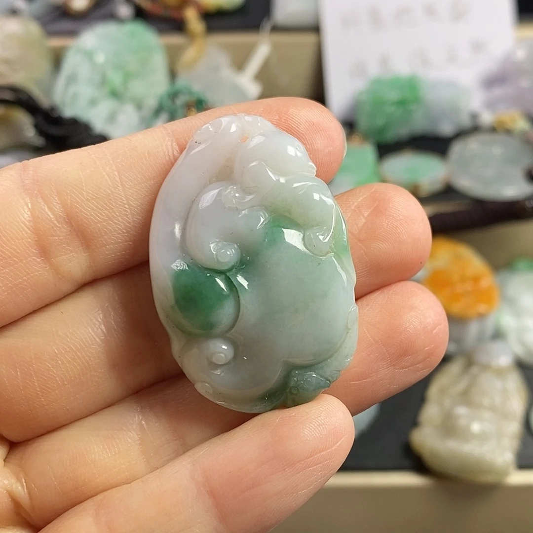 翡翠颈饰未镶嵌有瑕慎拍