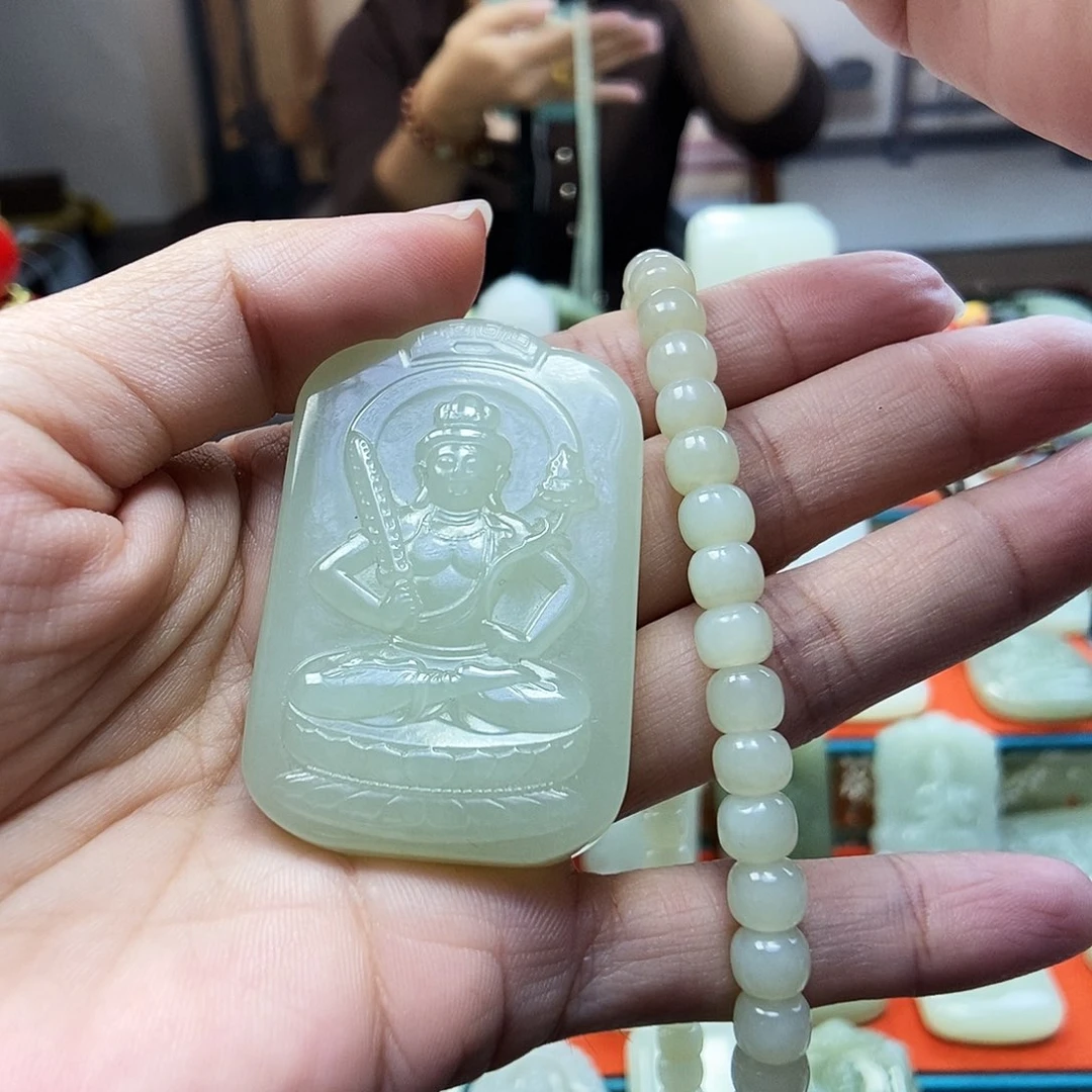 颈饰未镶嵌和田玉善**人