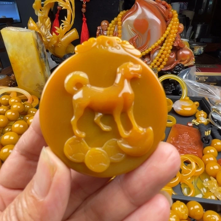 未镶嵌石英质玉（黄龙玉）颈饰