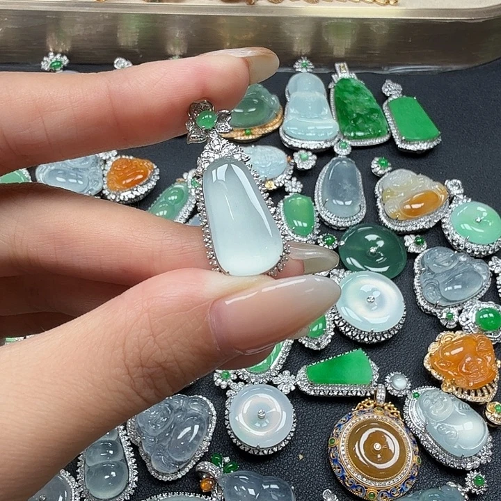 翡翠18K金镶嵌颈饰