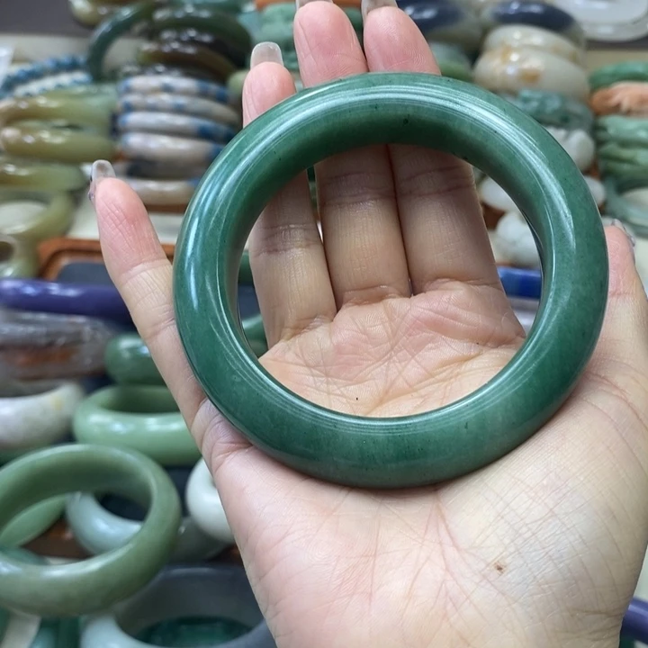 未镶嵌手镯石英质玉馨*