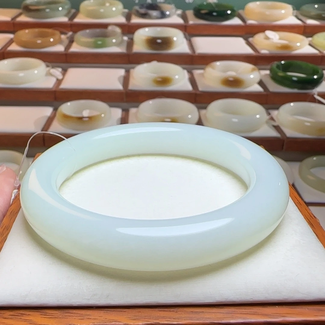 小***七和田玉手镯未镶嵌