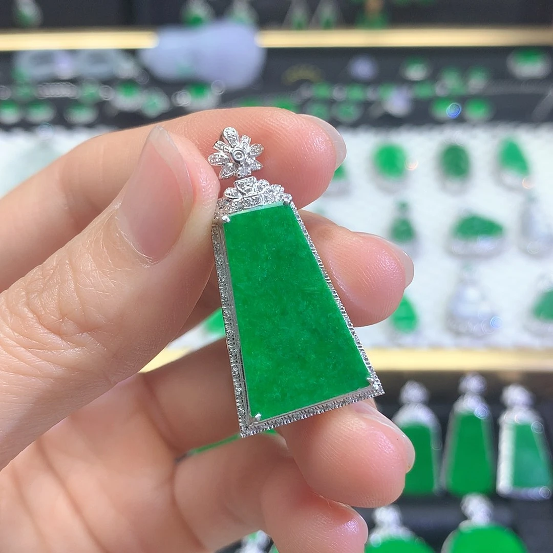 颈饰18K金镶嵌翡翠吊坠