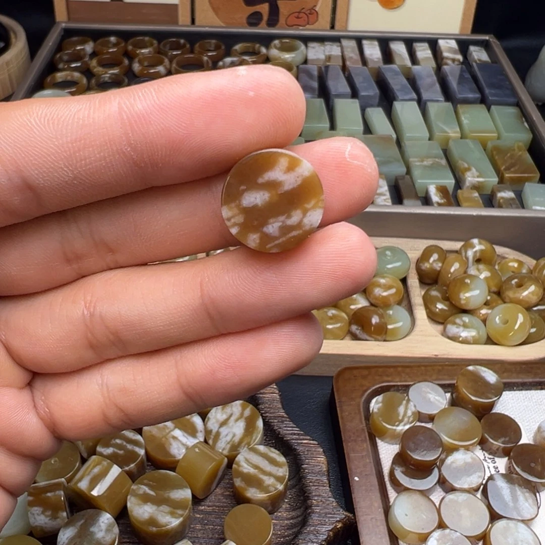 和田玉（糖玉）未镶嵌珠宝奇石圆牌福利