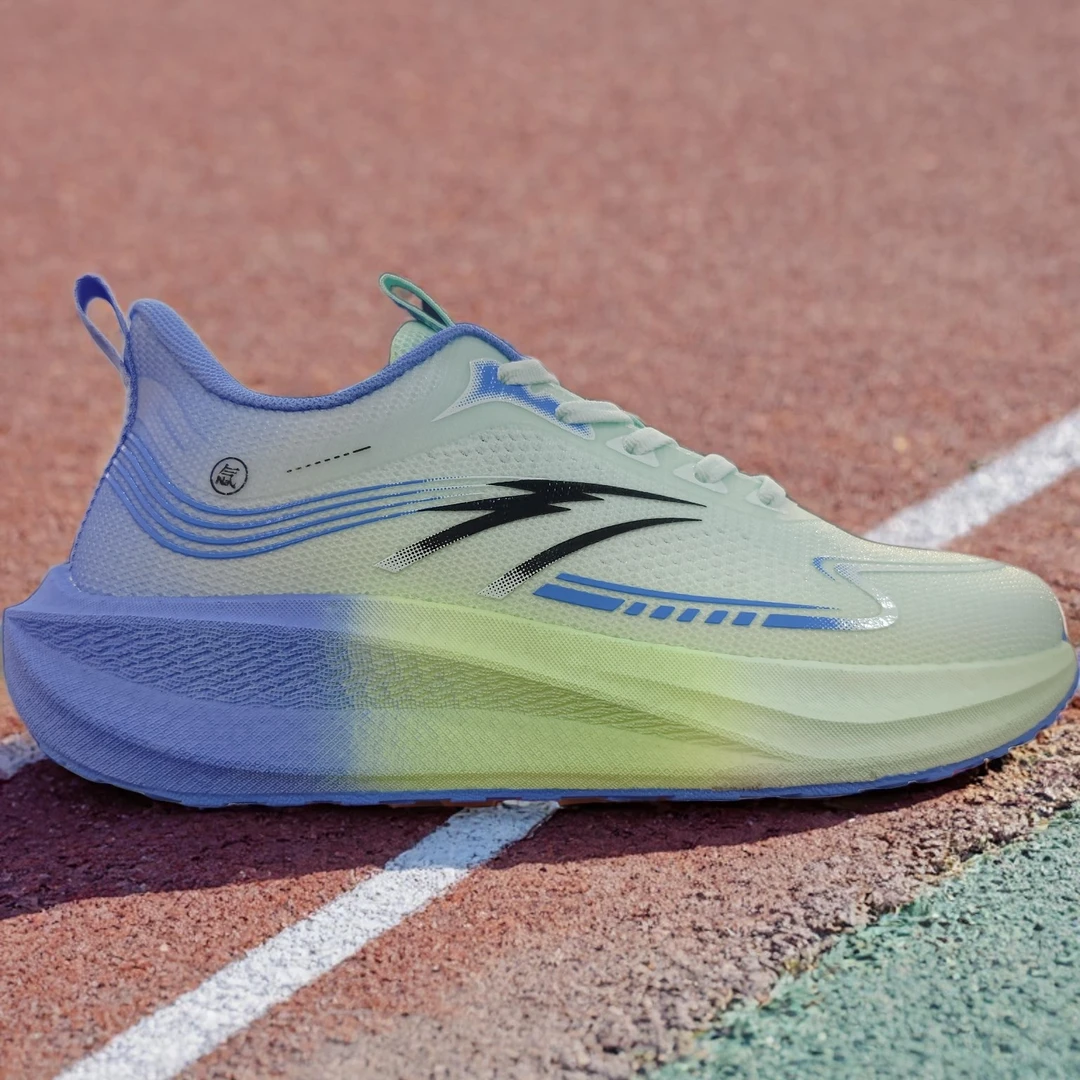 男士轻便运动鞋，弹性好。款式好看，瘦脚正常买。胖脚买大一码