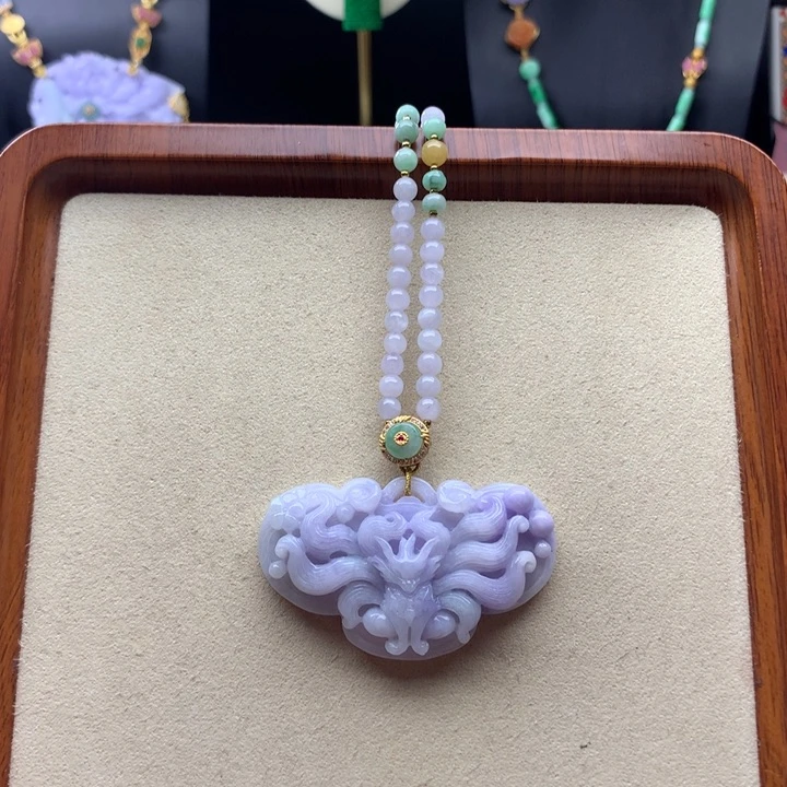 翡翠颈饰未镶嵌翡翠九尾狐