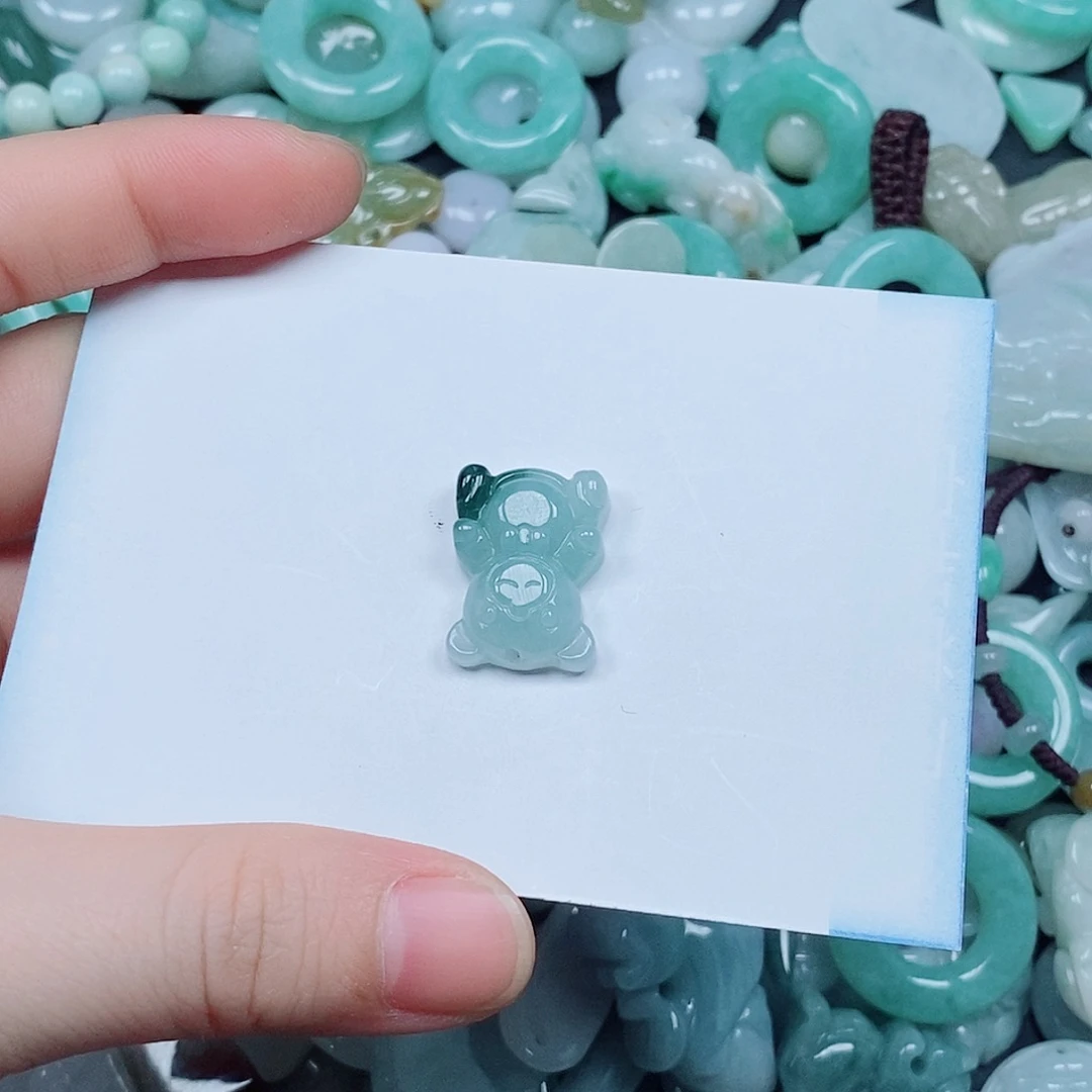 翡翠未镶嵌颈饰熊