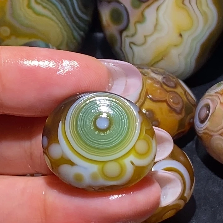 清***浅玛瑙/玉髓未镶嵌珠宝奇石