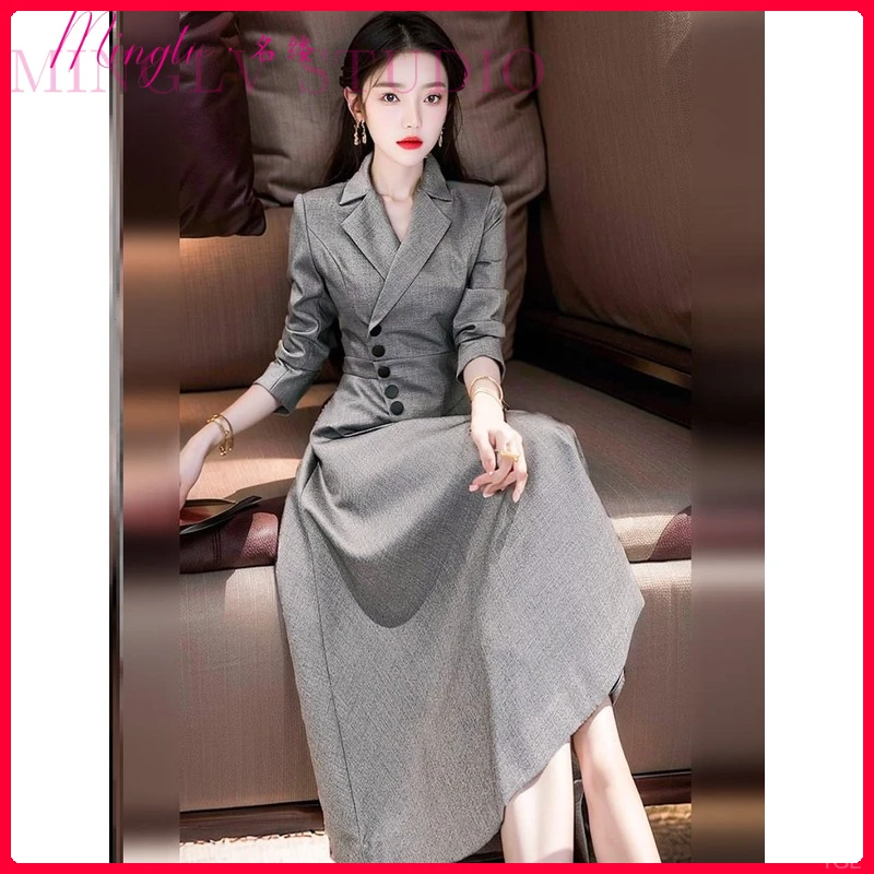 2025年秋季简单大方高级感穿搭盐系轻熟风灰色高腰大摆西装连衣裙