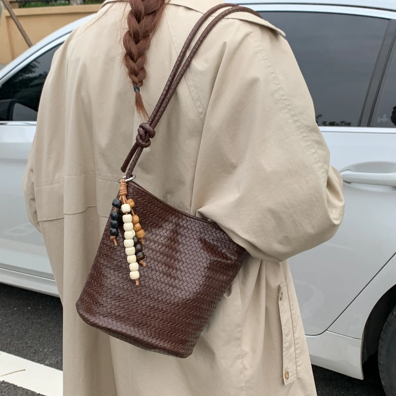 编织包包女式2025新款高级感斜挎包日常通勤百搭质感复古水桶包潮