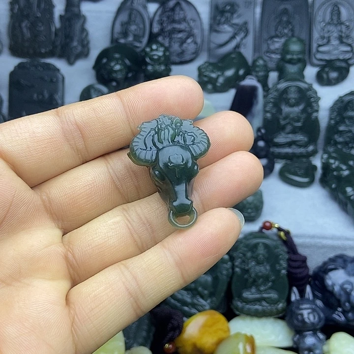 月***夜和田玉未镶嵌颈饰