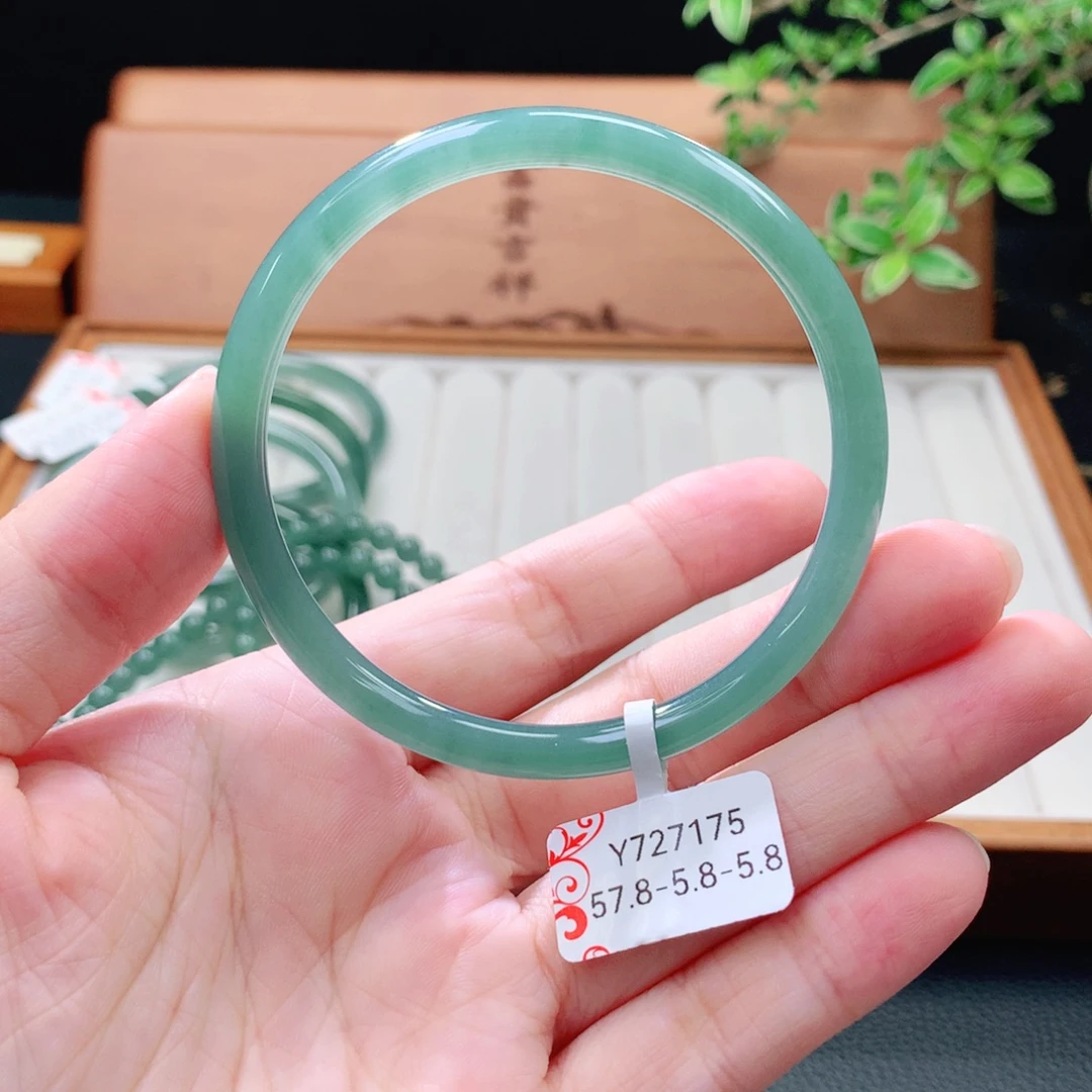 未镶嵌手镯（圆镯）翡翠