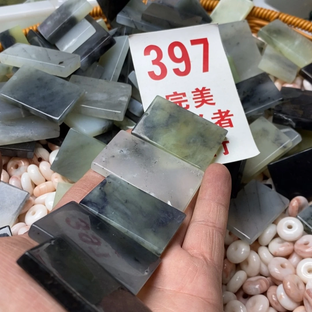 蛇纹石玉挂坠未镶嵌