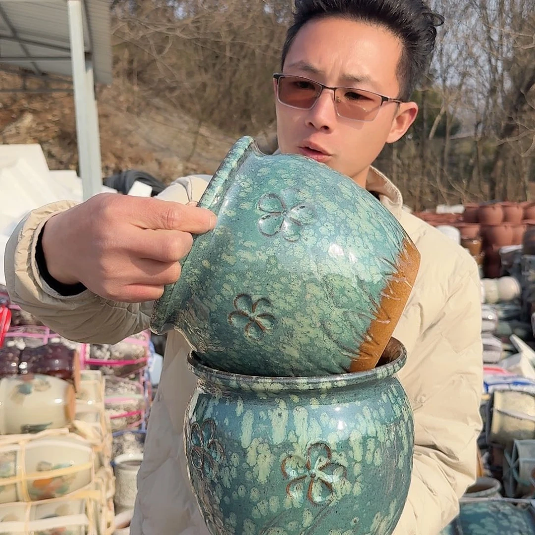 紫砂花盆口20高19（两个绿花花