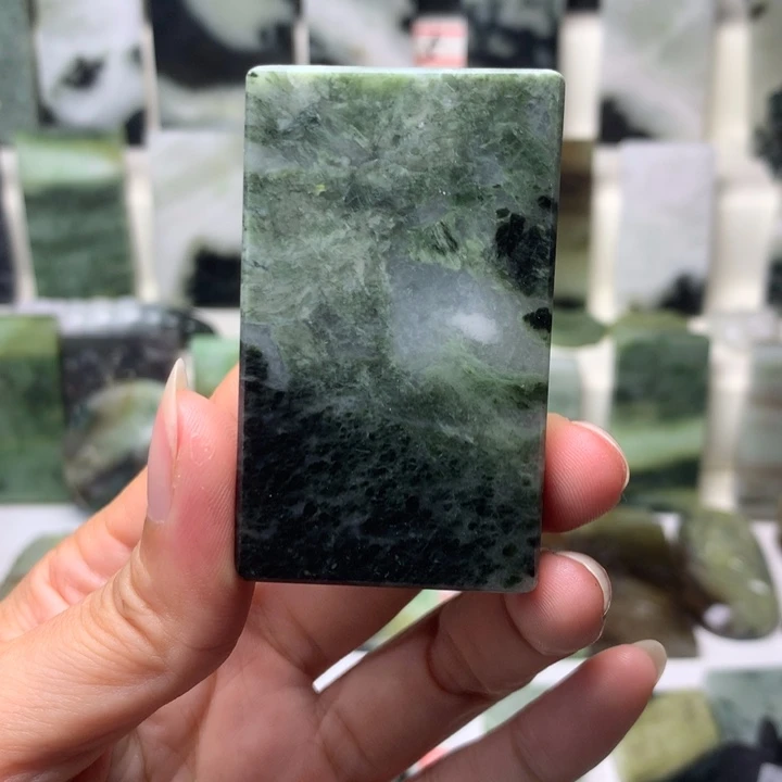 双***虹独山玉未镶嵌颈饰