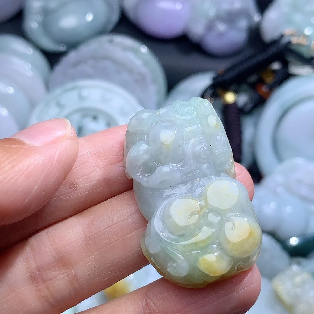 翡翠挂件未镶嵌2000。