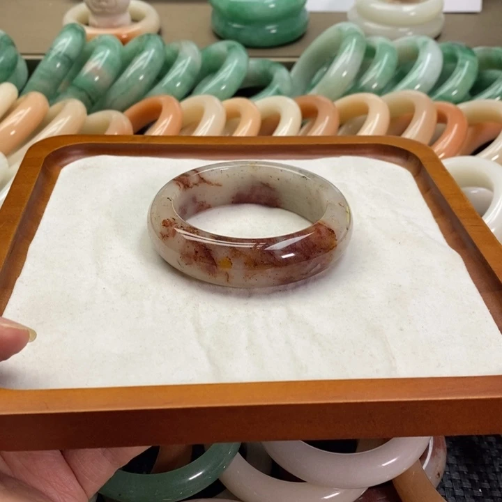 王***子石英质玉未镶嵌手镯