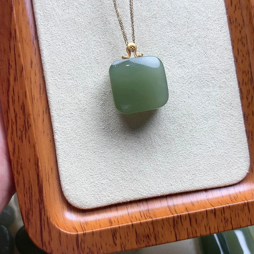 和田玉挂件18K金镶嵌哈***?