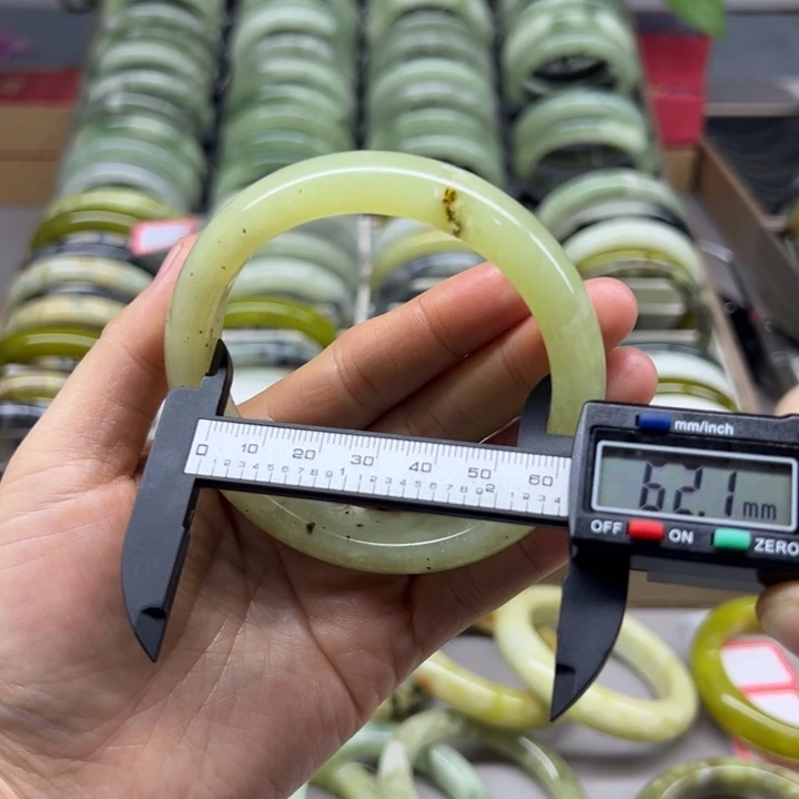 蛇纹石玉未镶嵌手镯66