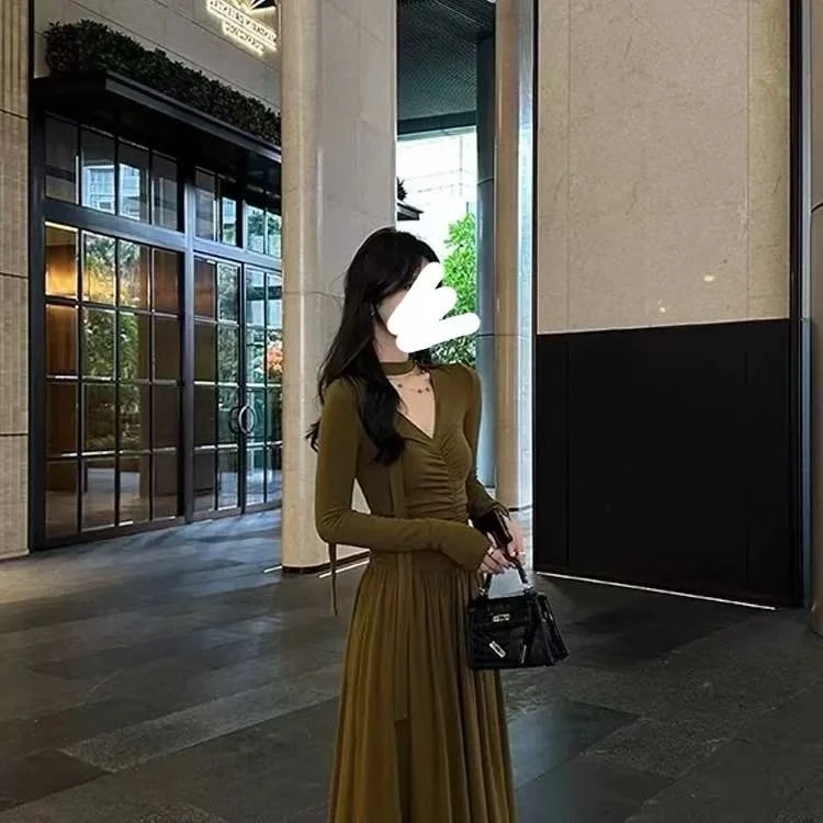 【现货】2025年新款韩系设计感褶皱飘带连衣裙大V领修身显瘦a字长裙