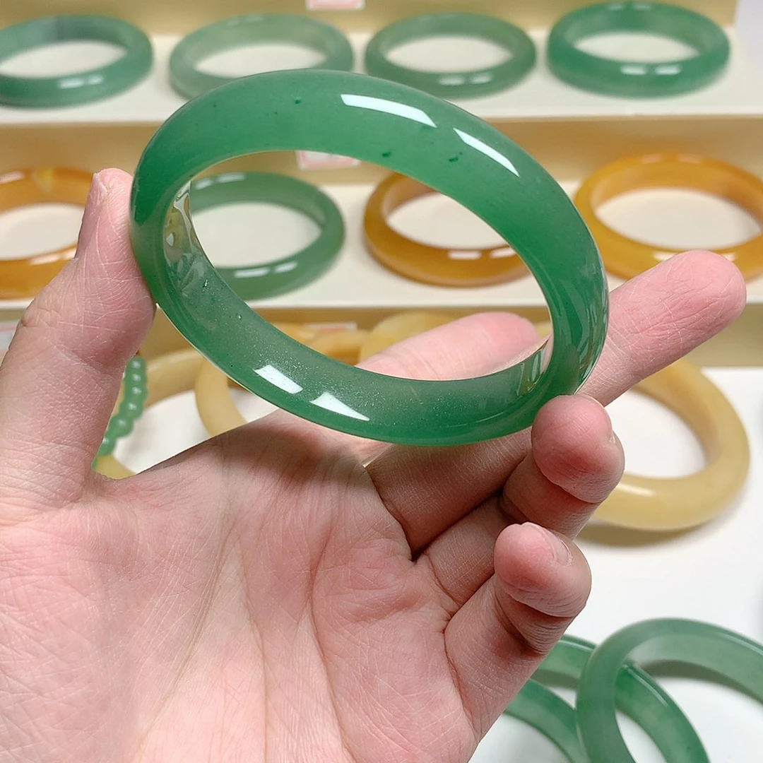 石英质玉手镯未镶嵌金****饰