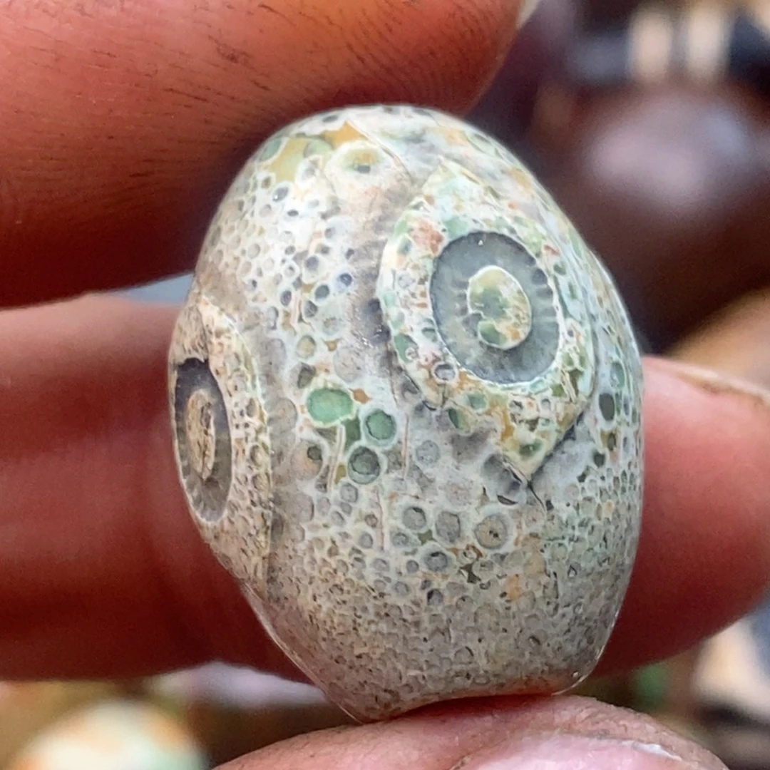 DIY琉璃珠子的颜色是蓝色