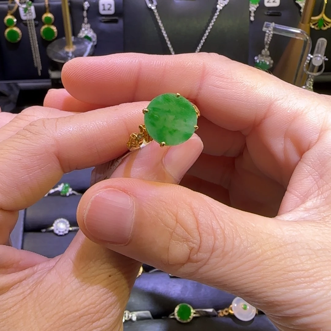 颈饰18K金镶嵌翡翠戒指