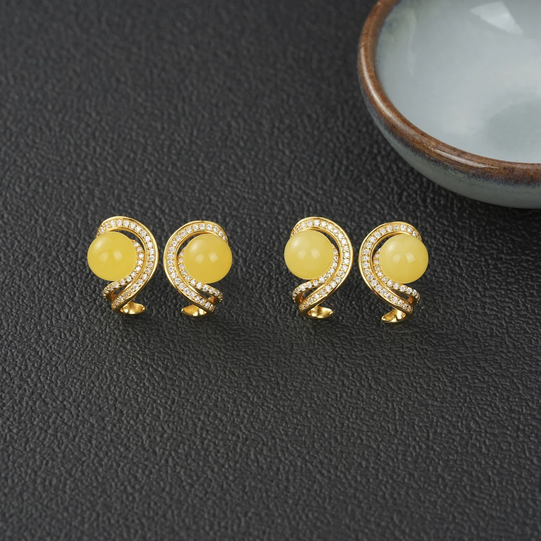 【云上叙】S925银镶嵌蜜蜡耳钉-多样性发其一-8mm-V23760-K（商城）