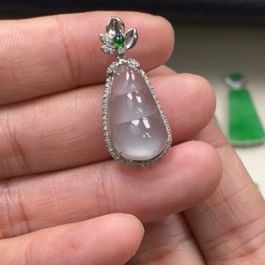 翡翠18K金镶嵌颈饰吊坠