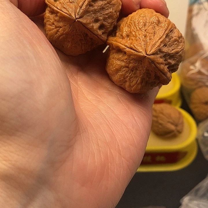 文玩核桃吊坠我在外面吃饭呢