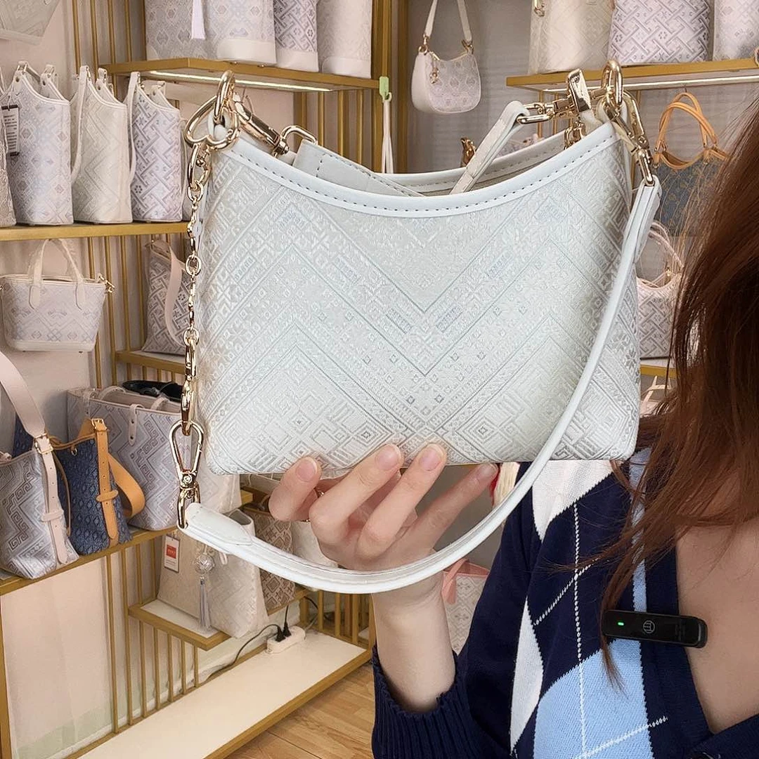 蚕丝素白几何纹小流浪包