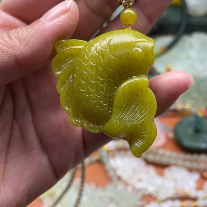 岫玉未镶嵌吊坠毛衣链