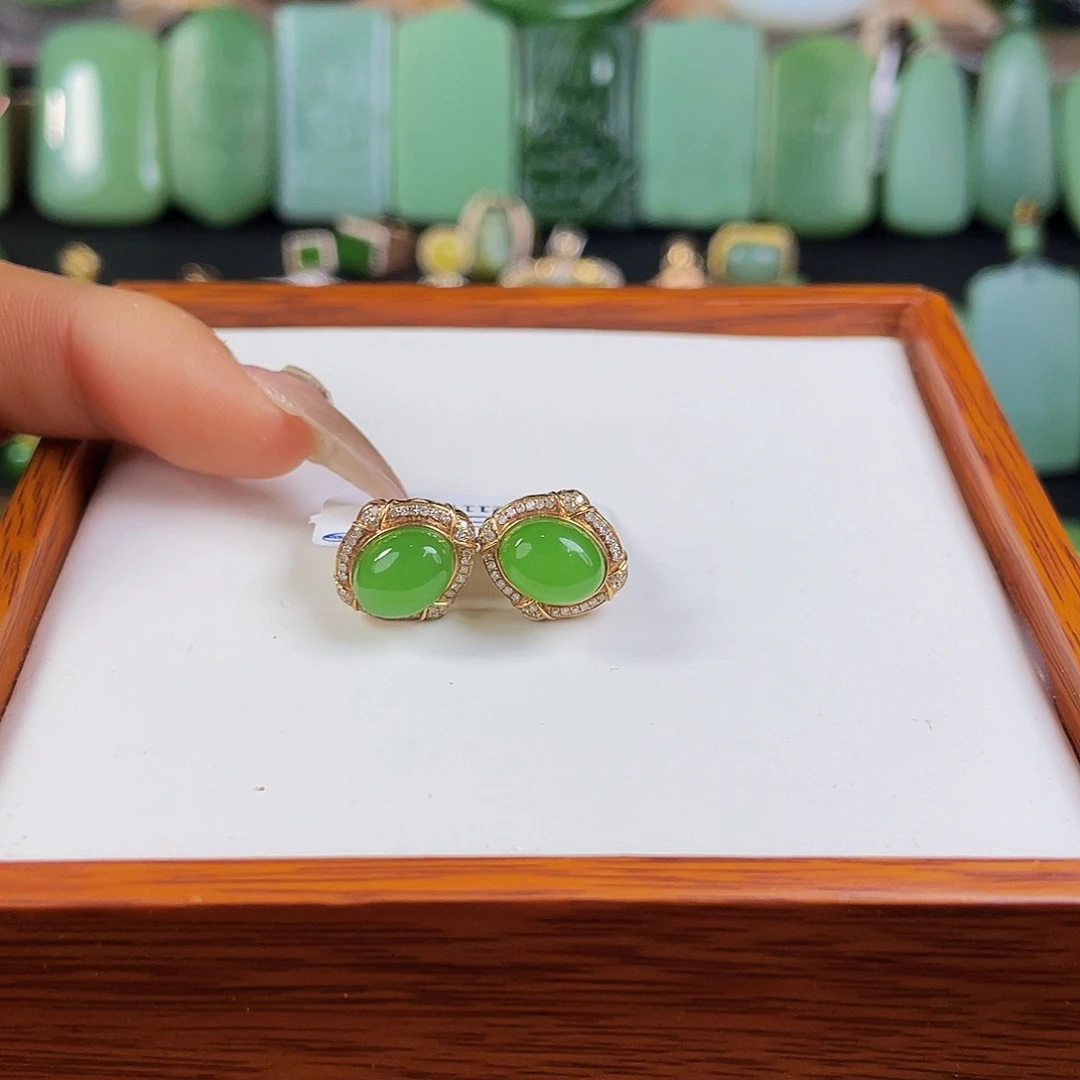 18K金镶嵌和田玉耳饰·果绿耳钉