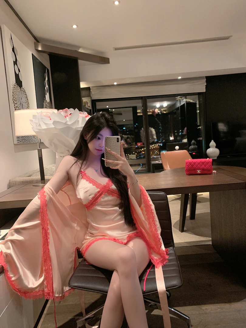 捞捞酱「娇心尤物」定制款约会斩男蝙蝠袖蕾丝缎面睡裙睡衣两件套