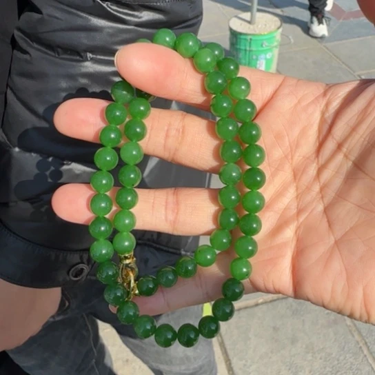 和田玉颈饰未镶嵌俄罗斯卡8色标级辣正阳绿，满色满绿，小点