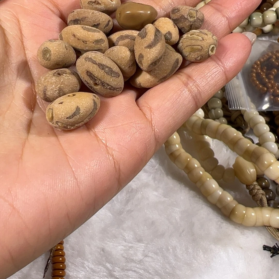 吕***兔吊坠龙脊菩提老料原籽手持