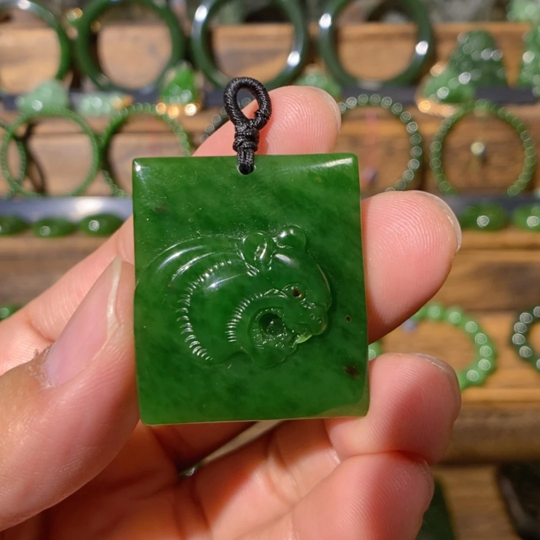 【闪购商品】吊坠(不含链)未镶嵌和田玉俄七红皮老料虎牌