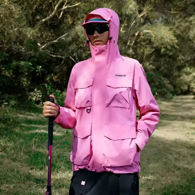 探路者户外运动防水防风透气工装连帽时尚休闲软壳流光风冲锋衣