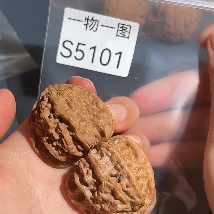 文玩核桃吊坠三角