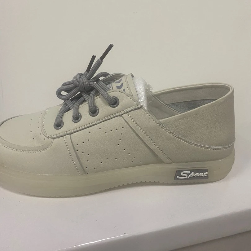 休闲小白鞋（舒适透气）