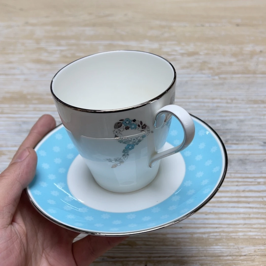 瓷片密密麻麻地排列着