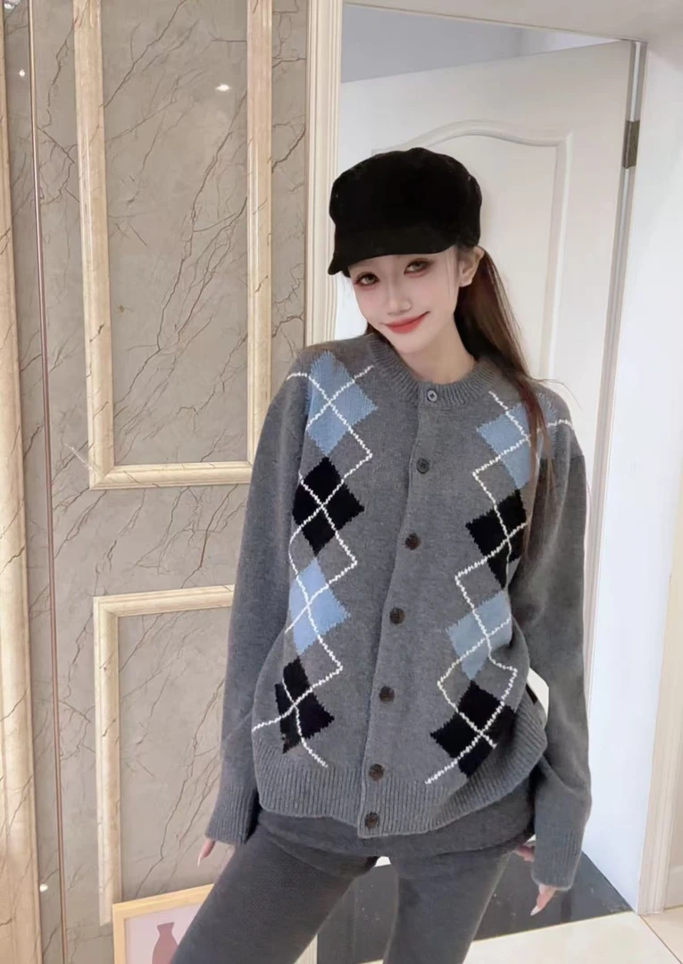 【100山羊绒】轻奢254692-慵懒风时尚拼色菱形格单排扣圆领针织外套