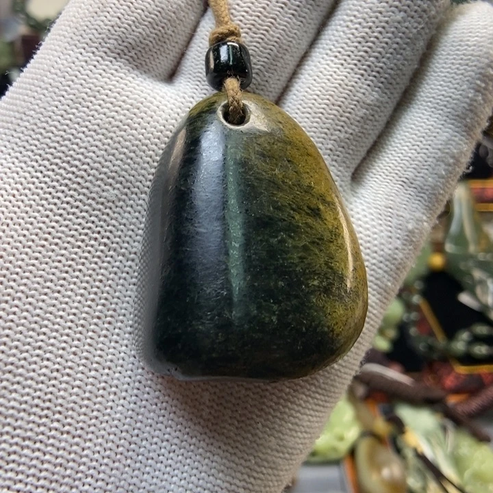 未镶嵌岫岩河磨玉（透闪石质玉）把件