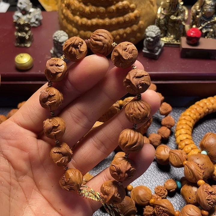 龙纹桃核雕刻金鱼