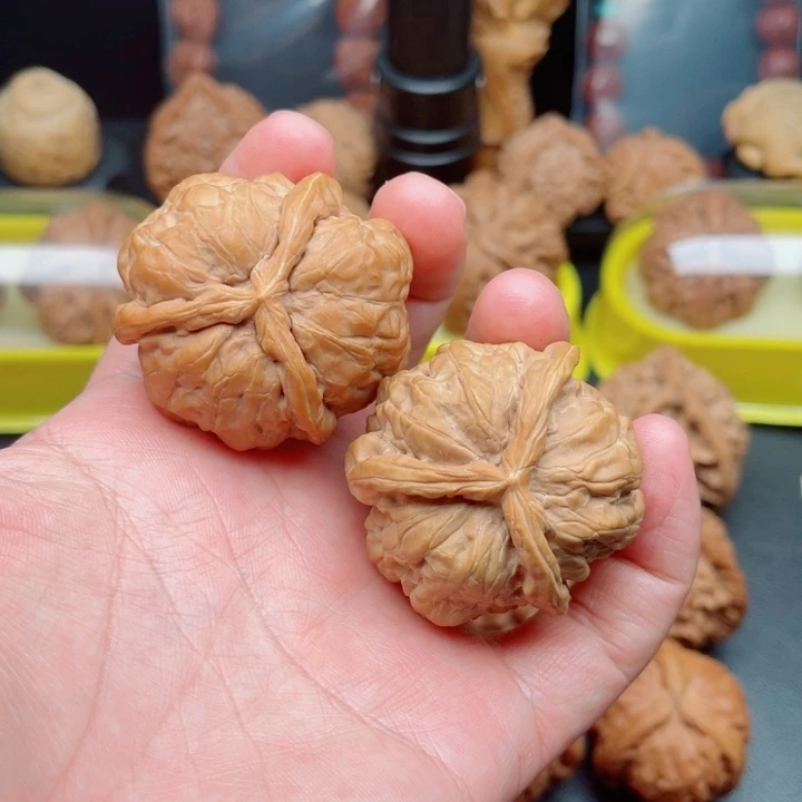 文玩核桃吊坠蛤蟆头三棱44×42×42