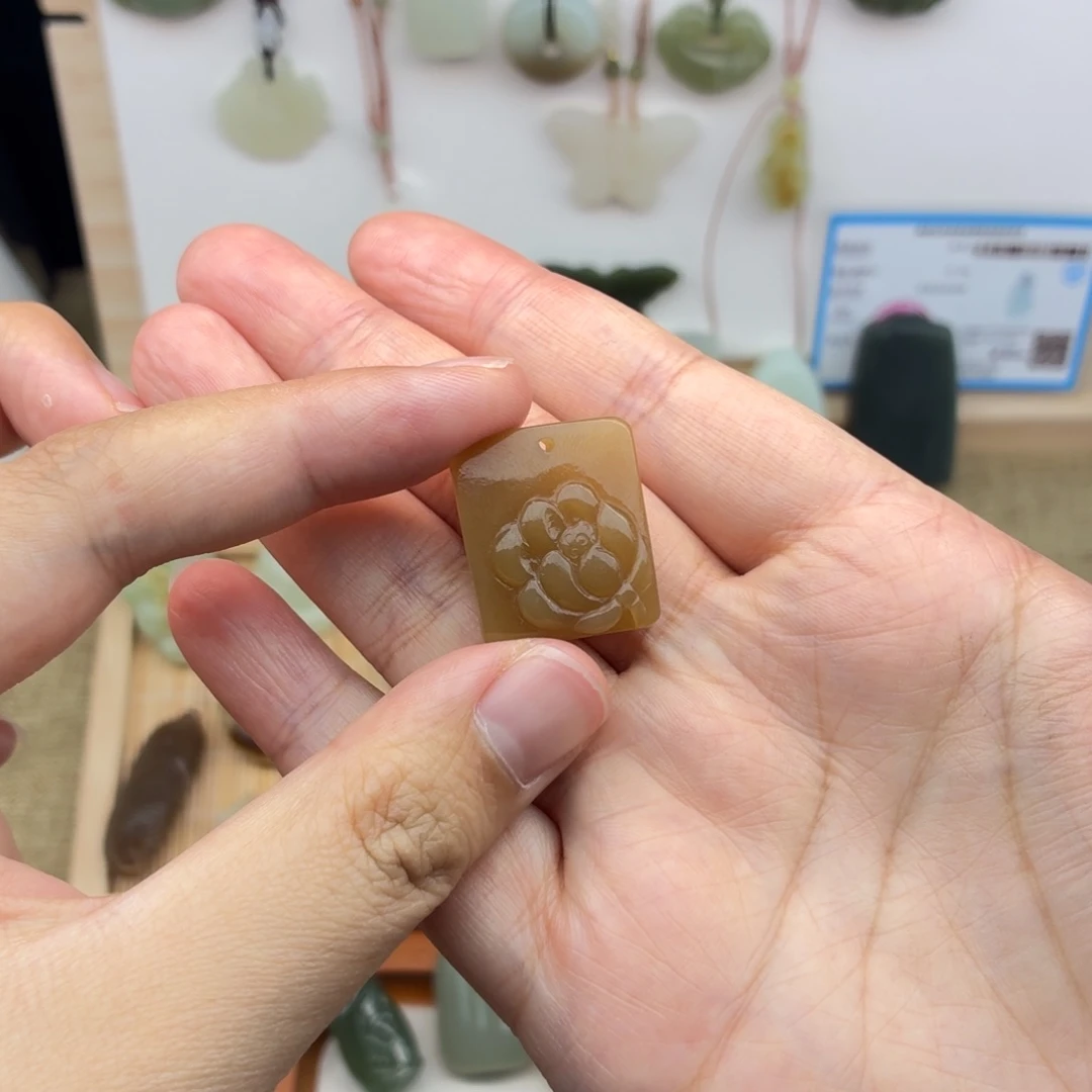 和田玉未镶嵌颈饰且末糖花牌