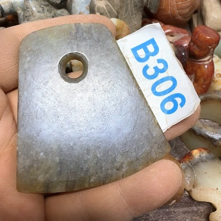 蛇纹石玉颈饰未镶嵌陶*